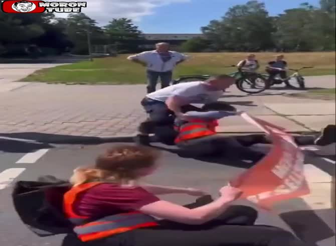Video :An irate truck driver shoves climate protestors
